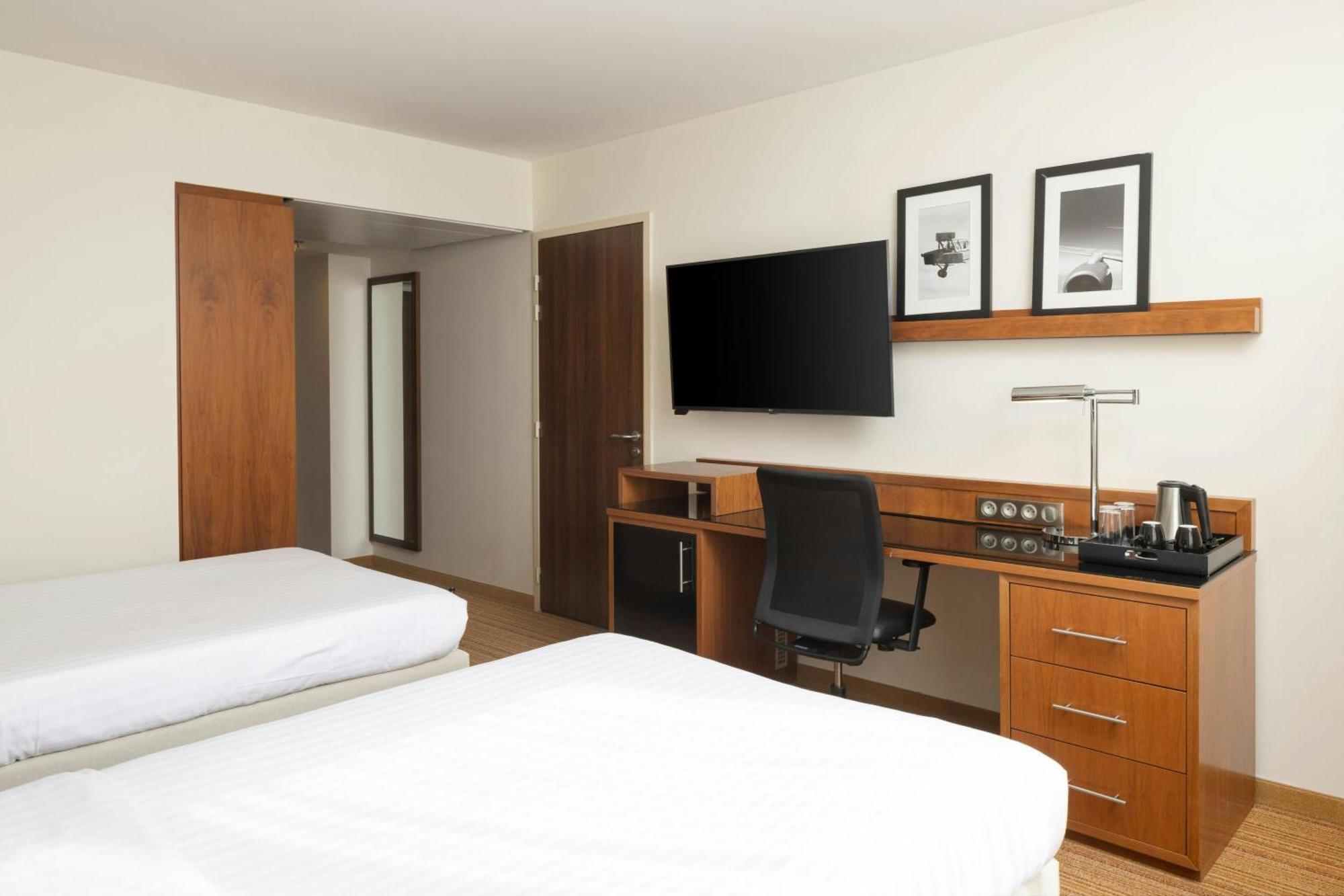 Courtyard By Marriott Toulouse Airport Exterior foto